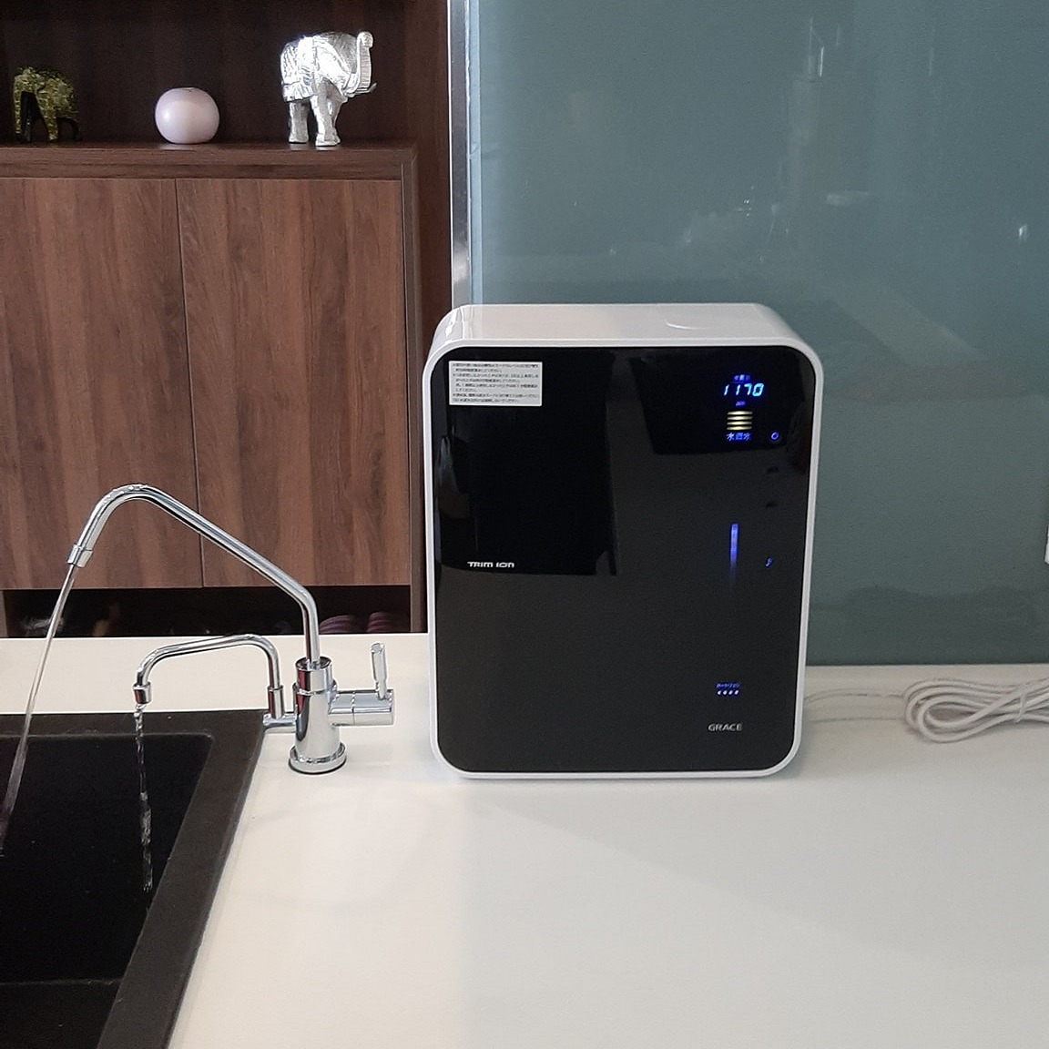 TRIM iON được thiết kế thông minh với hệ vòi Grohe đẳng cấp của Đức, tích hợp bộ điều khiển cảm biến LED ngay trên vòi