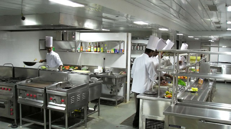 Bếp cần có diện tích rộng rãi, thiết kế không gian sạch sẽ, thoáng mát
