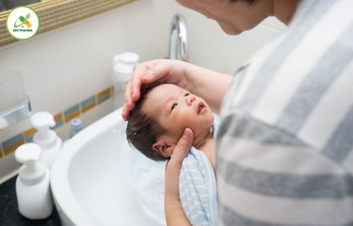 Nước tắm thảo dược cho bé