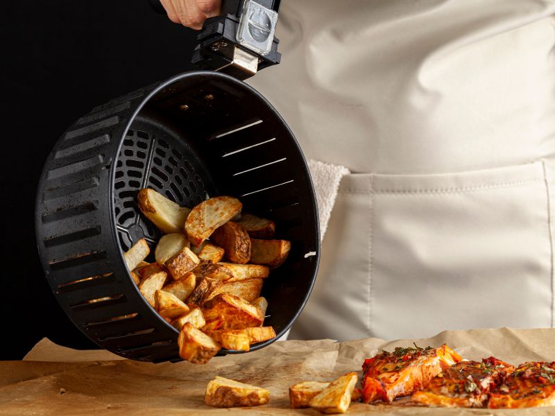 Mẹo sử dụng nồi chiên không dầu đúng cách để có món ăn ngon và an toàn