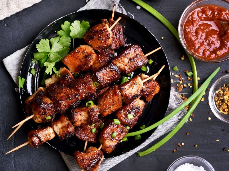 Đĩa thịt xiên nướng bằng nồi chiên không dầu có màu vàng ruộm hấp dẫn