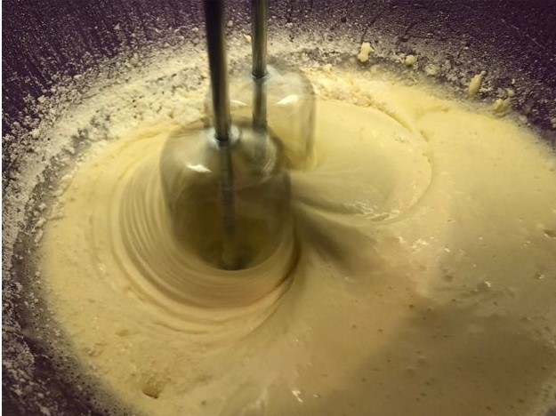 Trộn hỗn hợp bánh bông lan mềm xốp