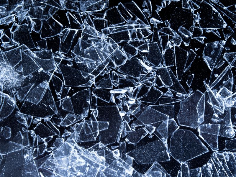 Mặt kính bếp từ bị nứt có dùng được không? Tuyệt đối không!