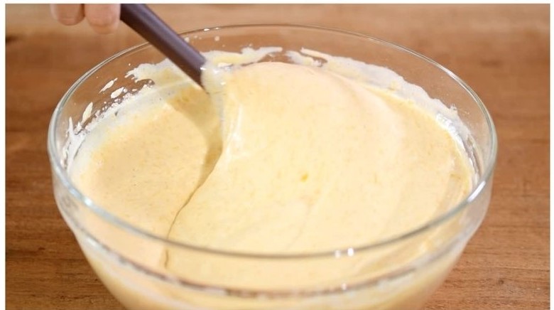 Đánh bông trứng cho bánh bông lan mềm xốp