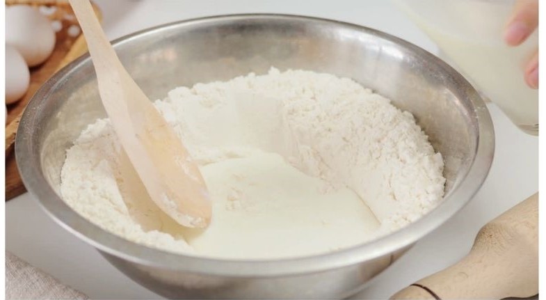 Trộn bột làm bánh bông lan bằng nồi cơm điện