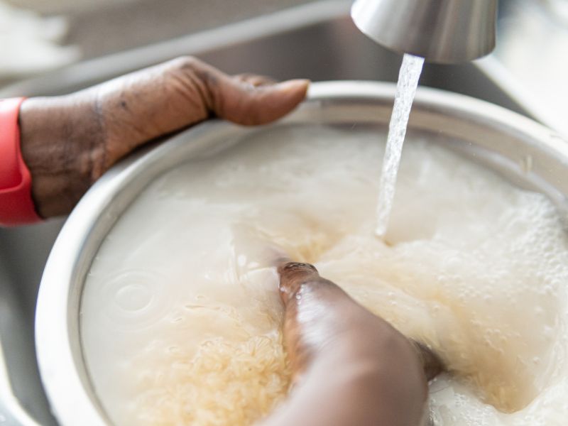 Vì sao nấu cơm ở nồi cơm điện lại bị cháy bén ở đáy nồi?