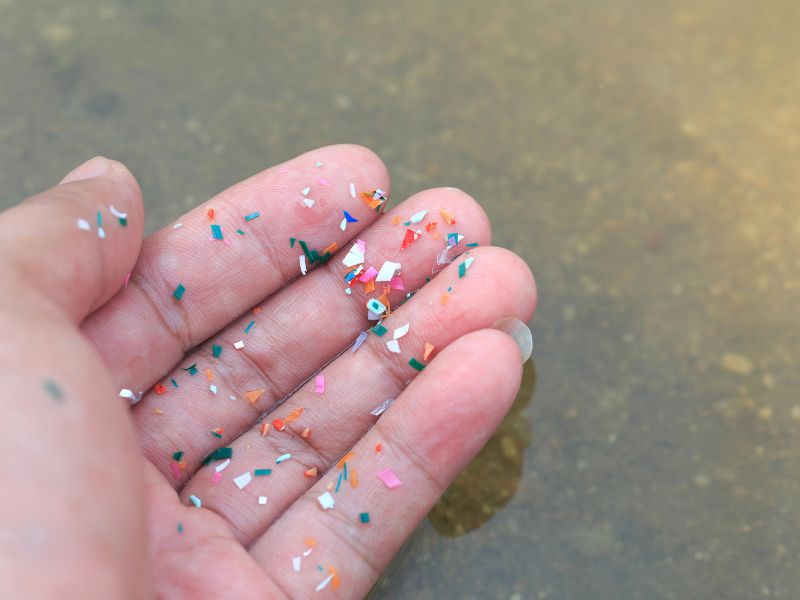 Hạt vi nhựa trong nước gây hại sức khỏe.