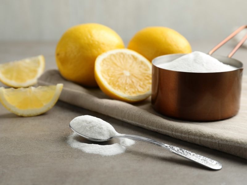 Cách khử mùi nồi chiên không dầu bằng chanh tươi.