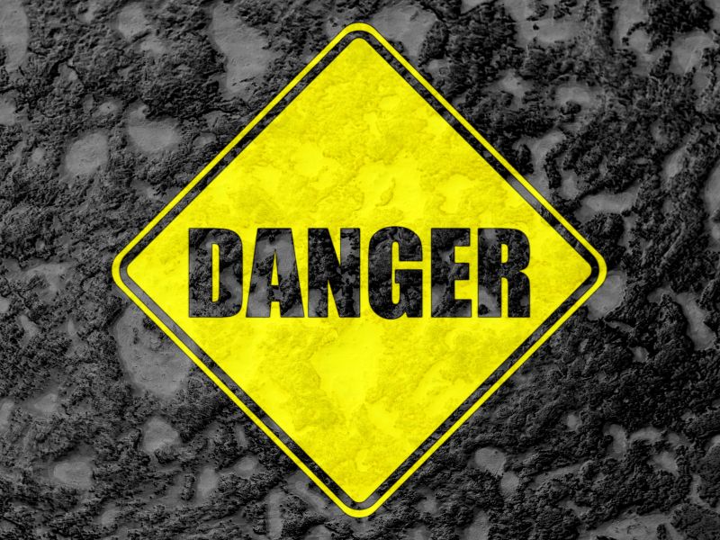 Mặt kính bếp từ bị nứt có dùng được không? Tuyệt đối không!