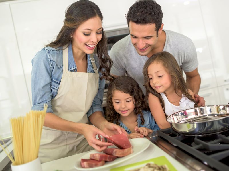 Nấu ăn tại nhà: Lựa chọn vàng cho sức khỏe và hạnh phúc gia đình