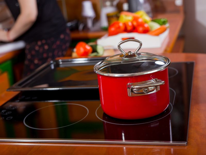 Nấu ăn ngon hơn với bếp từ: Hướng dẫn chọn dụng cụ nấu ăn phù hợp