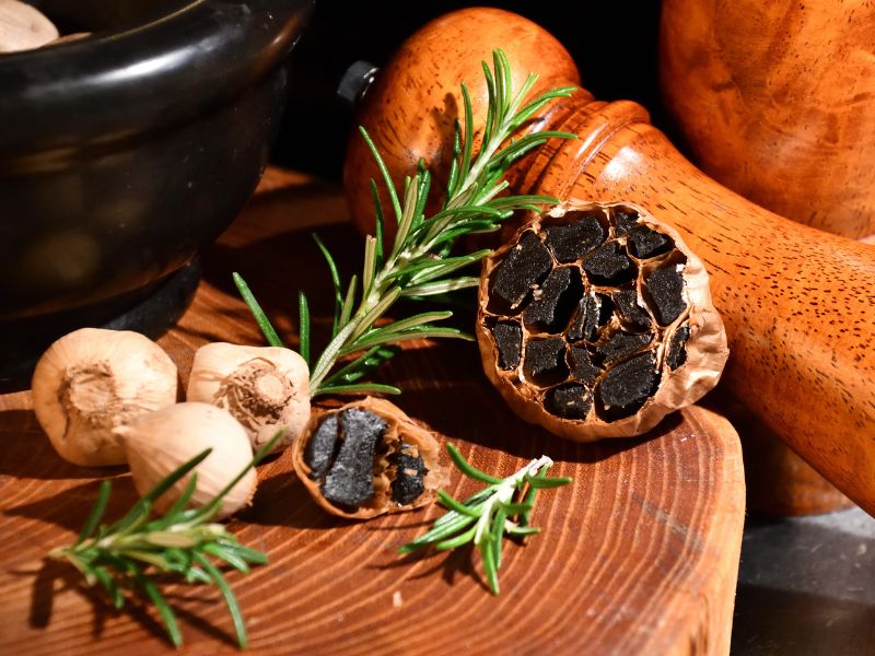 Cách làm tỏi đen bằng nồi cơm điện đơn giản tại nhà.