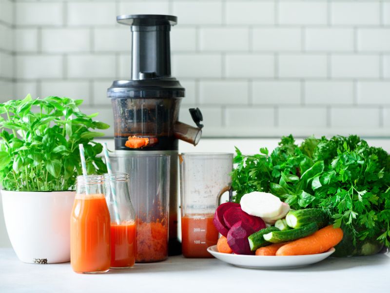 Nên mua máy xay sinh tố hay máy ép trái cây?