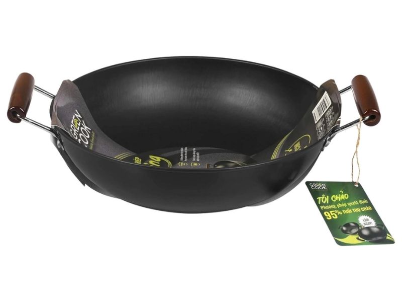 Chảo thép GreenCook GCW01 trong quá trình tôi dầu