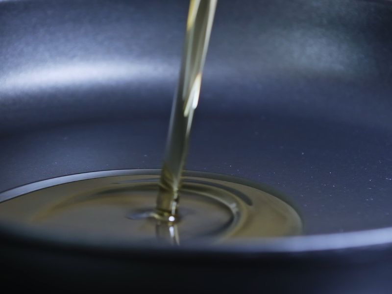 Quy trình vệ sinh chảo thép trước khi tôi