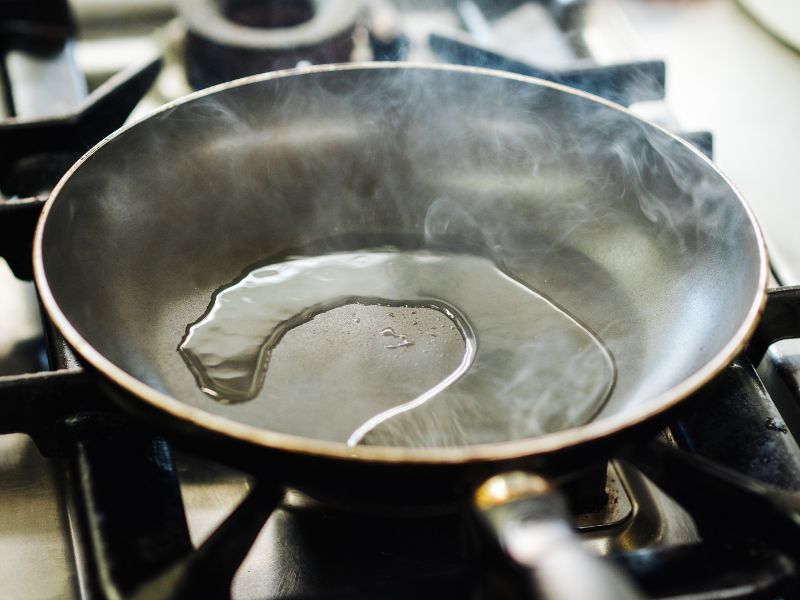 Tôi chảo thép bằng lò nướng