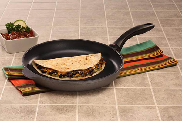 Mẹo sử dụng chảo chống dính lần đầu đúng cách.