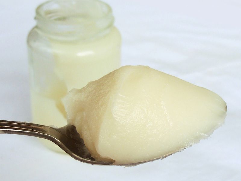 Bảo quản mỡ lợn trong hũ kín để dùng lâu.