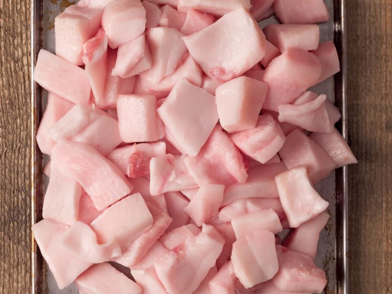 Sơ chế mỡ lợn với gia vị khử mùi hôi.