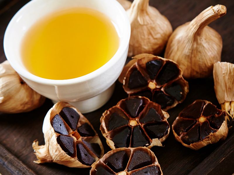 Tỏi đen và trà xanh