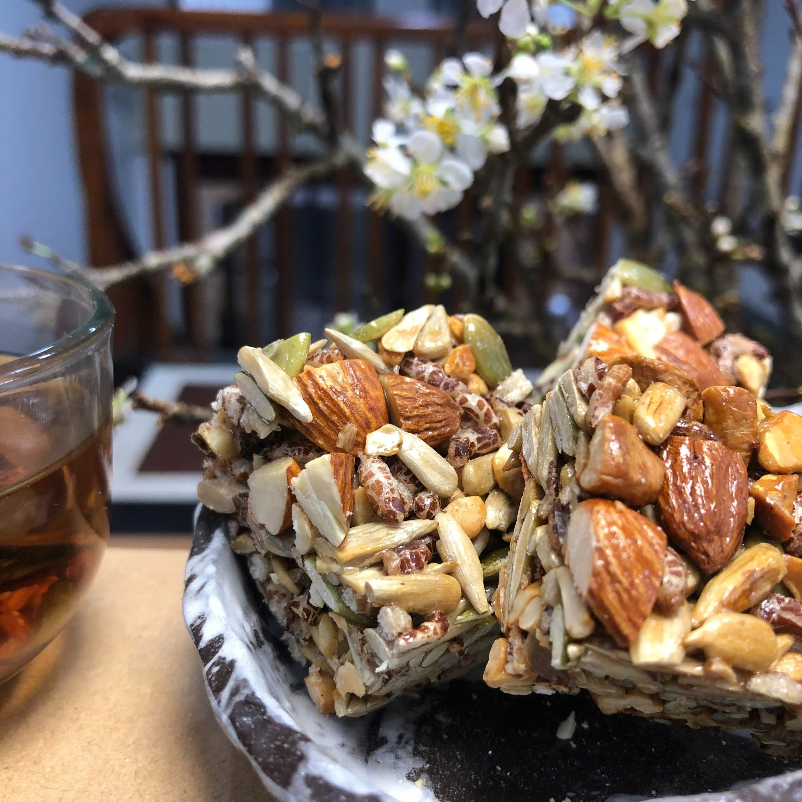 Thanh hạt ngũ cốc dinh dưỡng là sản phẩm bánh ăn kiêng dạng bánh hạt không béo