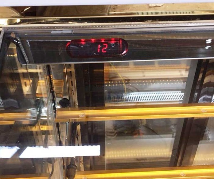 Tủ trưng bày bánh kính cong cho quán cafe DH-900 giá rẻ