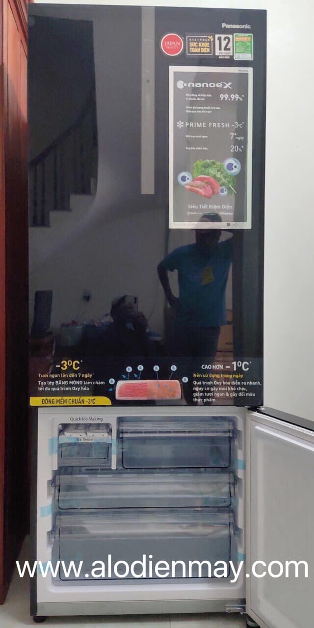 Tủ lạnh Panasonic NR-BX471XGKV hai cánh mặt kính, ngăn đá dưới 2022