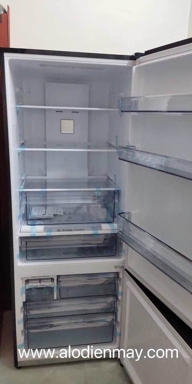 Tủ lạnh Panasonic NR-BX471XGKV hai cánh mặt kính, ngăn đá dưới 2022