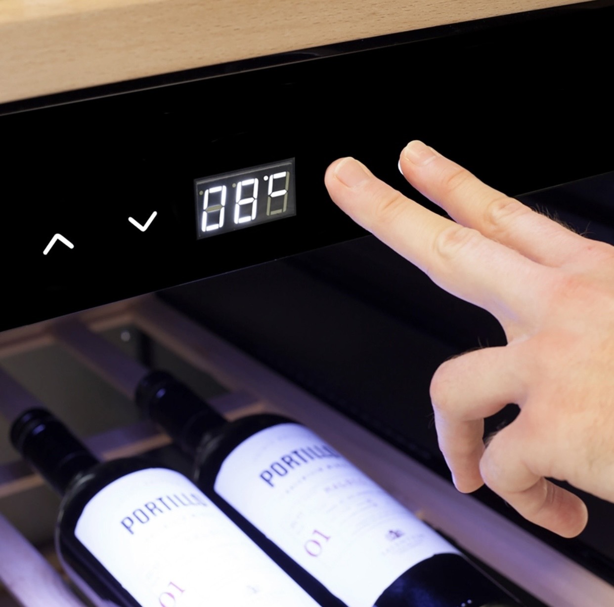 Tủ bảo quản rượu vang Caso WineExclusive 24 Smart nhập khẩu 