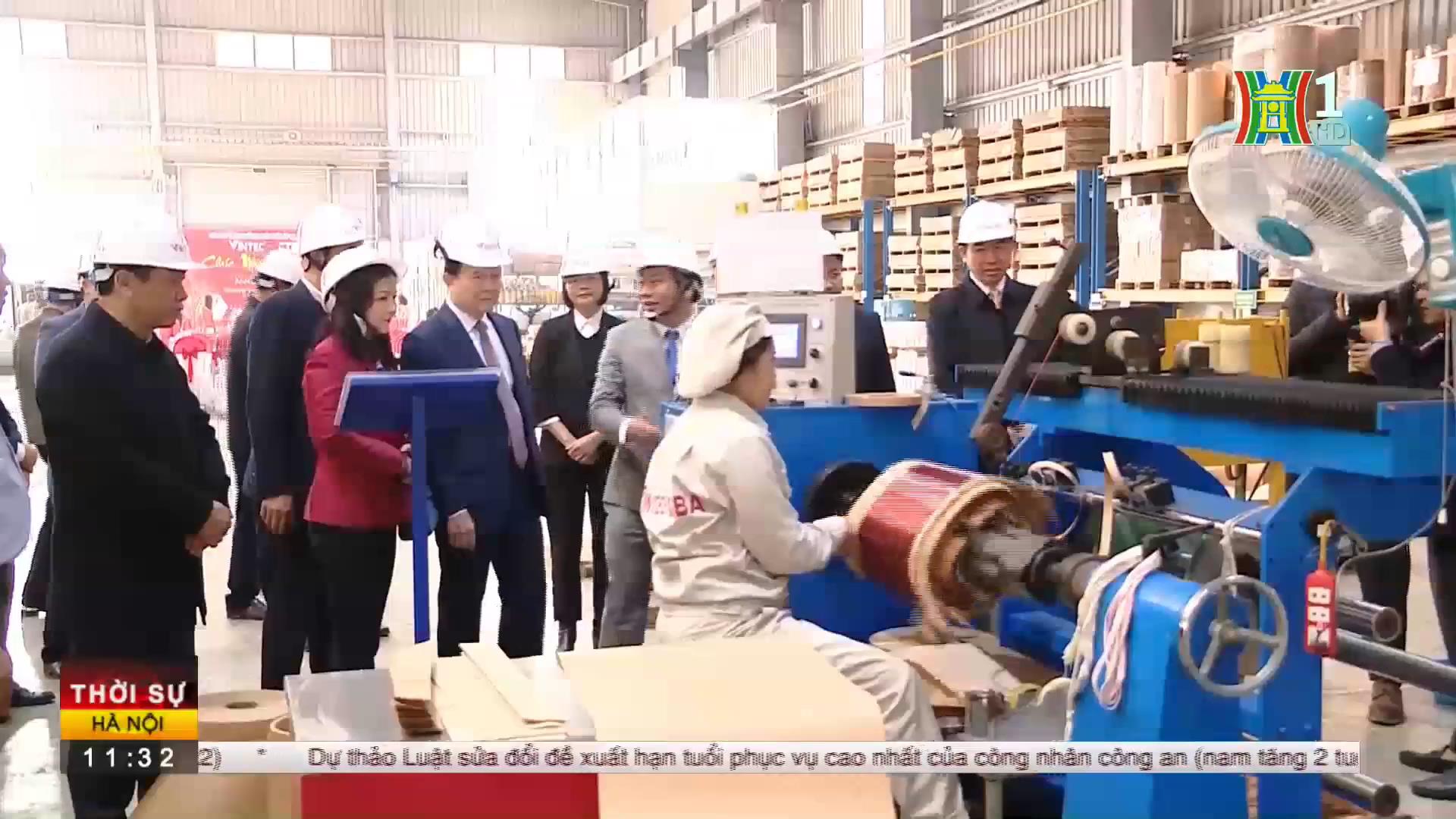 Hình ảnh Chủ tịch HĐND TP. Hà Nội Nguyễn Ngọc Tuấn tới thăm nhà máy chế tạo biến áp CTBA (nguồn: cắt từ Video thời sự Đài truyền hình Hà Nội)