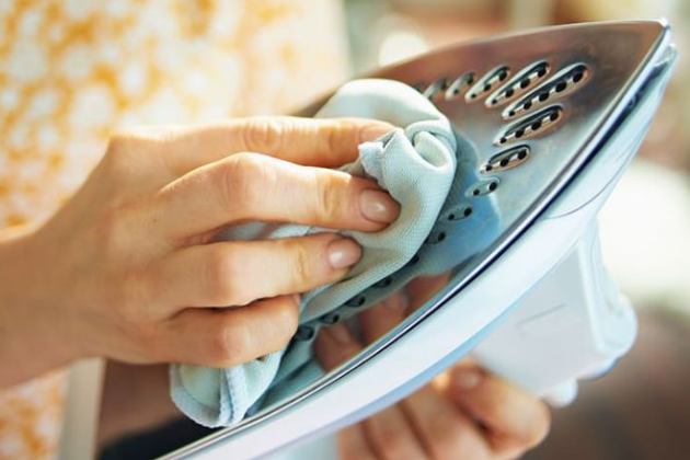 Bí quyết làm sạch vết cháy trên mặt đế bàn ủi nhanh chóng