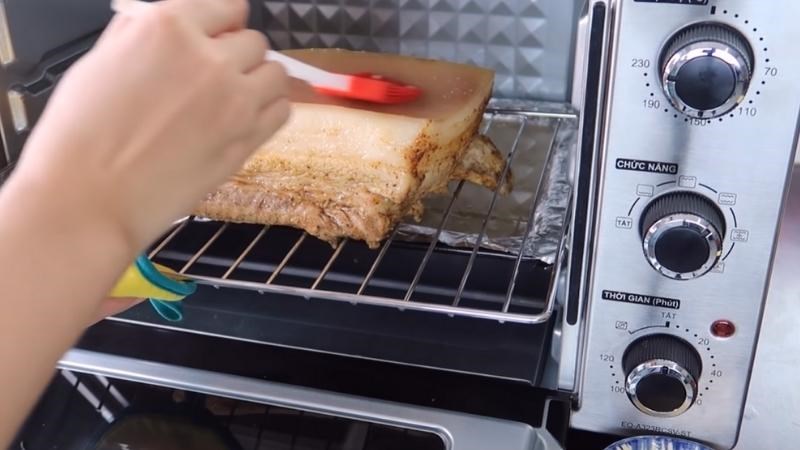 Cách làm thịt heo quay bằng lò vi sóng thơm ngon cực đơn giản