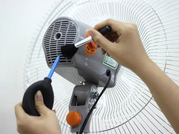 Vệ sinh quạt đứng, quạt treo tường đúng cách, đơn giản
