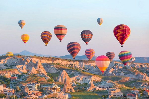 Bay khinh khí cầu đón bình minh ở Cappadocia