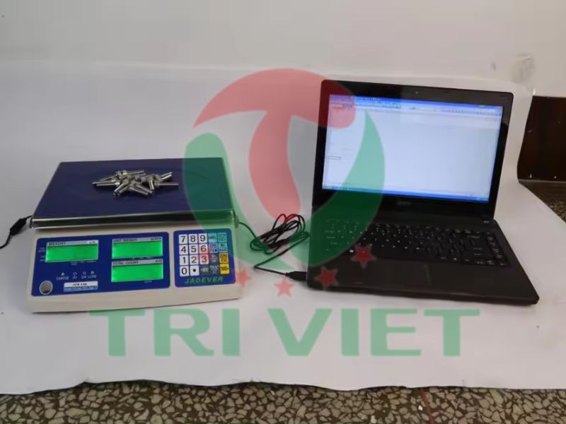 Với sự phát triển của công nghệ thông tin, các dòng cân điện tử ngày càng được tích hợp nhiều tính năng thông minh và tiện ích nhằm đáp ứng tốt hơn nhu cầu của người sử dụng. Dòng cân điện tử kết nối máy tính vô cùng tiện ích, hữu dụng, cung cấp các dữ liệu cân nhanh chóng, chính xác và dễ quản lý hơn bằng phần mềm quản lý. Trong bài viết này, Cân điện tử Trí Việt sẽ hướng dẫn chi tiết các bước để kết nối thành công cân điện tử với máy tính, tận dụng tối đa tiện ích cân điện tử đem lại. Dòng cân điện tử kết nối máy tính là gì? Dòng cân điện tử kết nối máy tính là loại cân điện tử có kết nối trực tiếp với máy tính thông qua các cổng kết nối như cổng USB, RS-232, Ethernet hoặc Bluetooth cho phép dữ liệu cân được truyền từ cân điện tử sang máy tính một cách nhanh chóng và dễ dàng. Các dòng cân điện tử có kết nối máy tính thường đi kèm với phần mềm cân hàng hoặc giao diện người dùng để quản lý và thu thập dữ liệu cân. Khi cân điện tử được kết nối với máy tính, số liệu cân đo sẽ được truyền trực tiếp vào phần mềm hoặc ứng dụng trên máy tính, giúp tự động lấy số liệu và tránh sai sót trong quá trình cân. Các dòng cân điện tử kết nối máy tính thường được sử dụng trong nhiều lĩnh vực như quản lý kho, sản xuất, kiểm tra chất lượng, y tế và nhiều ứng dụng khác. Việc kết nối cân điện tử với máy tính giúp tăng cường hiệu suất làm việc, giảm thiểu thời gian và sai số trong quá trình cân, cũng như cung cấp khả năng quản lý và thống kê dữ liệu cân một cách thuận tiện.