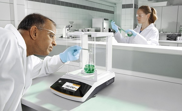 Cân phân tích trong phòng thí nghiệm