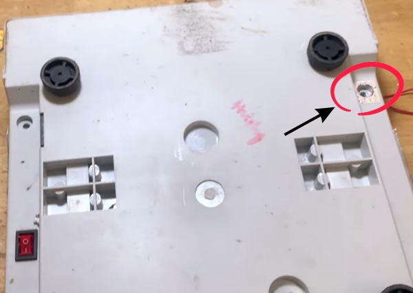 Tháo ốc vít của cân điện tử