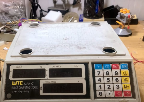 Mở vỏ cân điện tử để bắt đầu thay pin