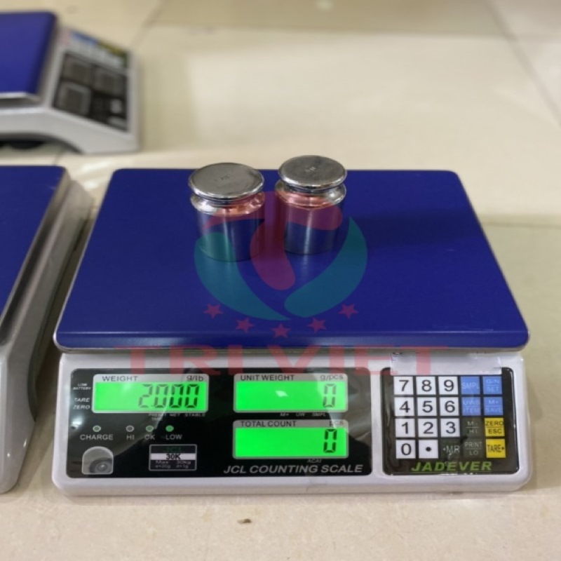 Cân đếm điện tử được trang bị màn hình rõ nét cùng hệ bàn phím rõ ràng, dễ dàng sử dụng