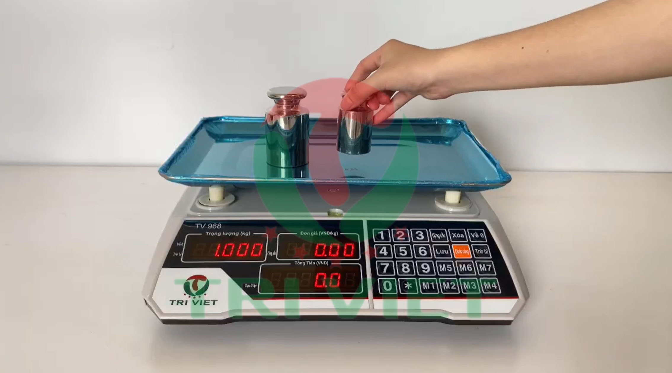 Không nên chạm tay trực tiếp khi sử dụng quả cân chuẩn