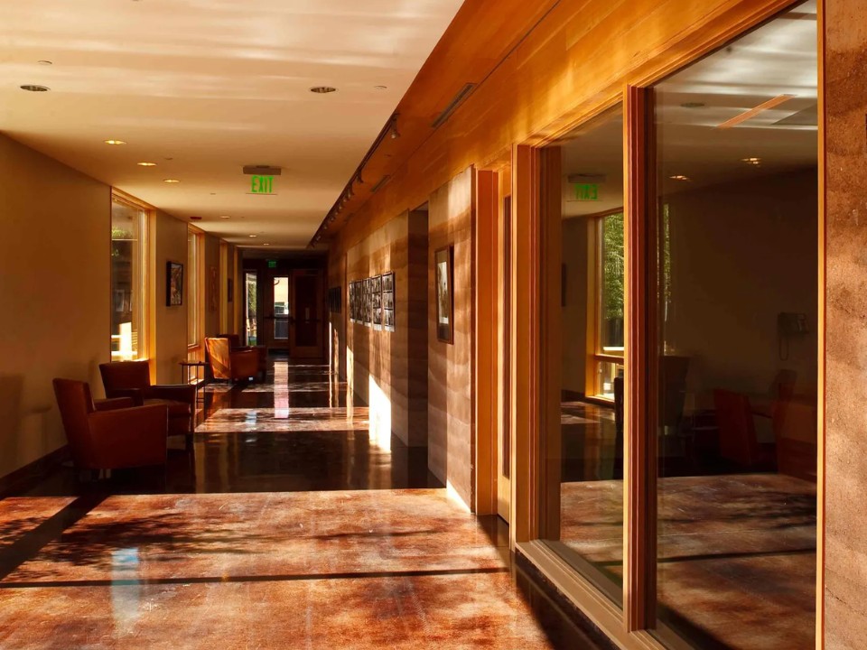 Lựa chọn chất ổn định cho nhà đất nện tại Việt Nam phụ thuộc vào yêu cầu từng dự án cụ thể (Ảnh: Sublette County Library, USA | SIREWALL)