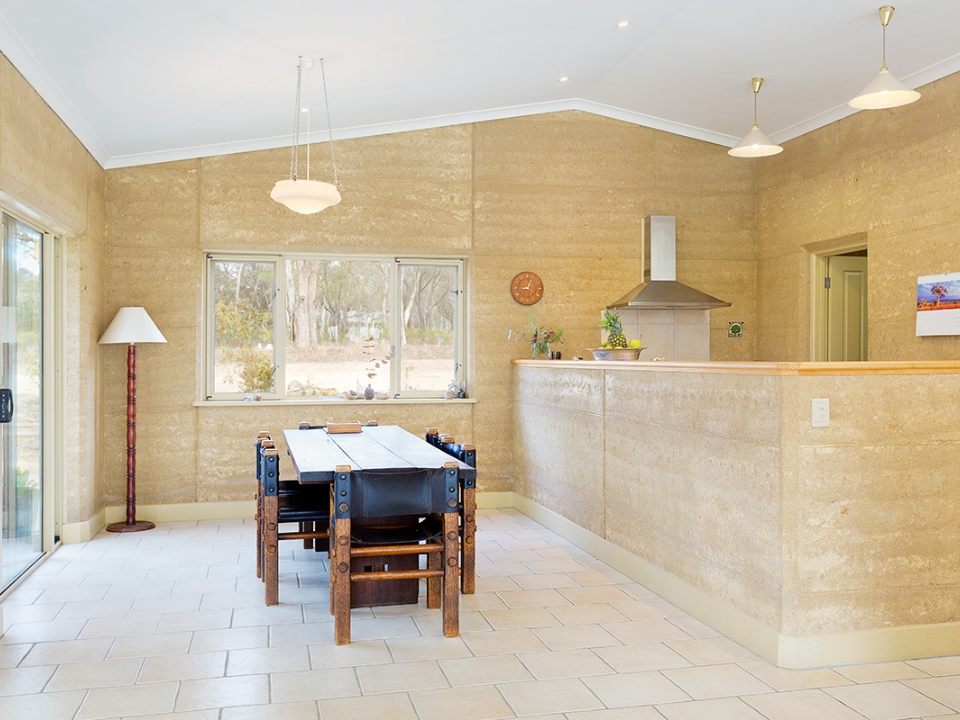 Tường đất nện có khối lượng nhiệt cao, cách nhiệt tốt (Ảnh Rammed Earth Enterprises)