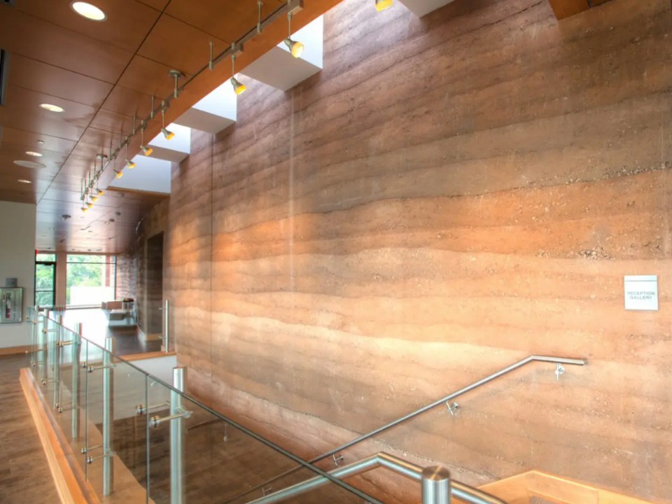 Cường độ nén của đất nện phụ thuộc vào nhiều yếu tố khác nhau (Ảnh: Brinton Museum, USA | SIREWALL)