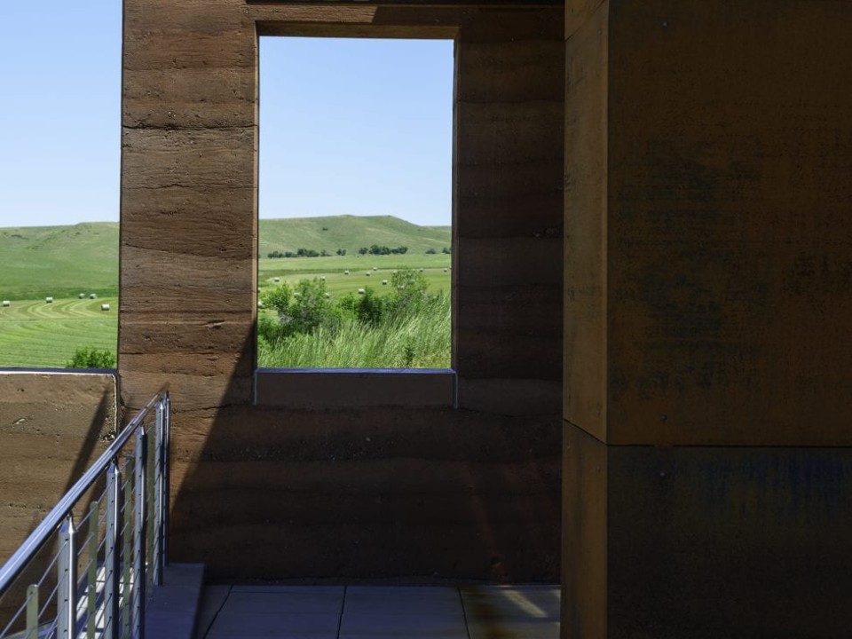 Tường đất nện có thực sự mạnh như chúng ta đang nghĩ? (Ảnh: Brinton Museum, USA)