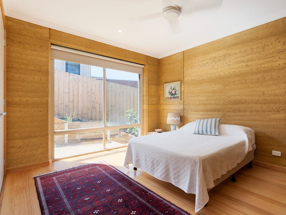 Tường đất nện có thể chống nóng ở điều kiện thời tiết Việt Nam (Ảnh: Rammed Earth Enterprises)