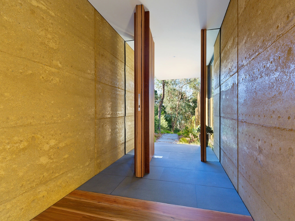 Tường đất nện có khối lượng nhiệt lớn, phù hợp cho nhiều điều kiện khác nhau (Ảnh: Rammed Earth Enterprises)