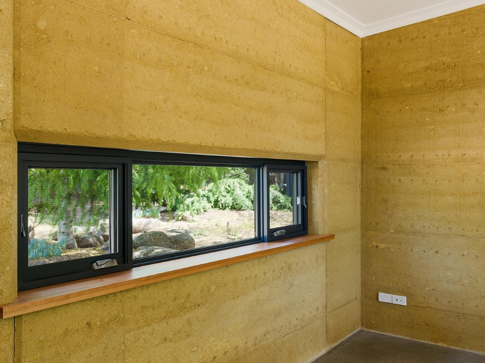 Tường đất nện giúp duy trì ổn định nhiệt độ bên trong các công trình (Ảnh: Rammed Earth Enterprises)