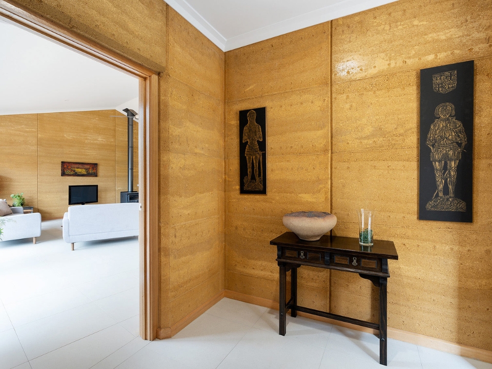 Tường đất nện cách nhiệt tốt và có khối lượng nhiệt cao (Ảnh: Rammed Earth Enterprises)