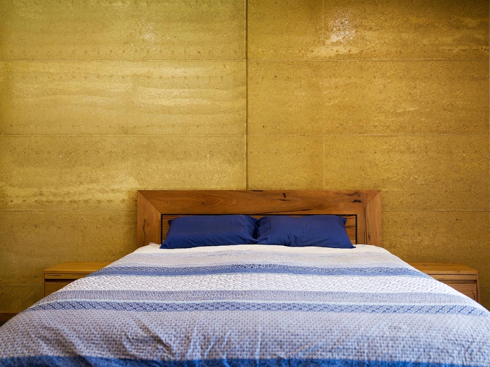 Thi công tường đất nện giúp giảm thiểu việc sử dụng điều hòa (Ảnh: Rammed Earth Enterprises)