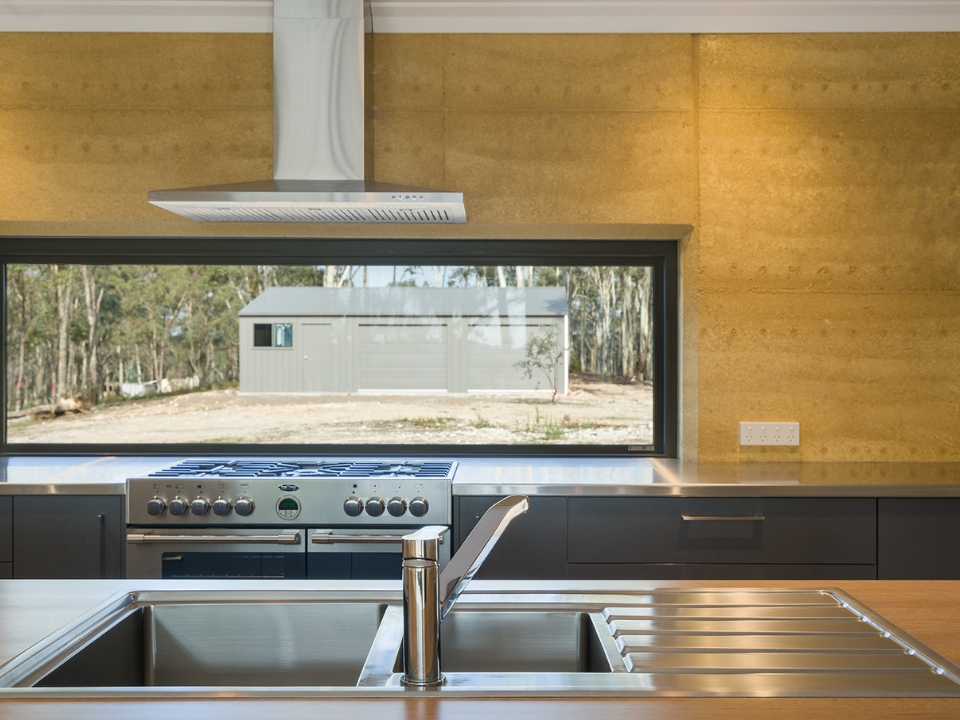 Tường đất nện có khối lượng nhiệt cao, giúp điều hòa nhiệt độ một cách tự nhiên (Ảnh: Rammed Earth Enterprises)